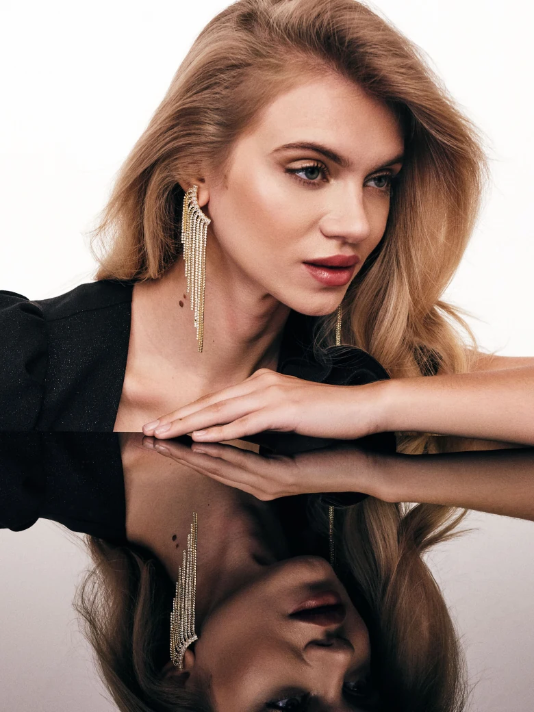 Elegant earrings in gold color