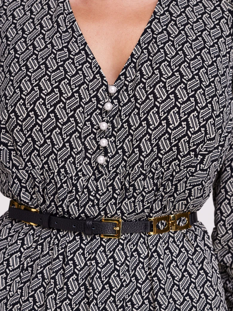 Narrow leather strap in black color