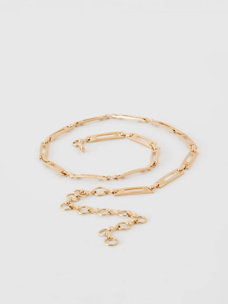 Chain type belt in gold color