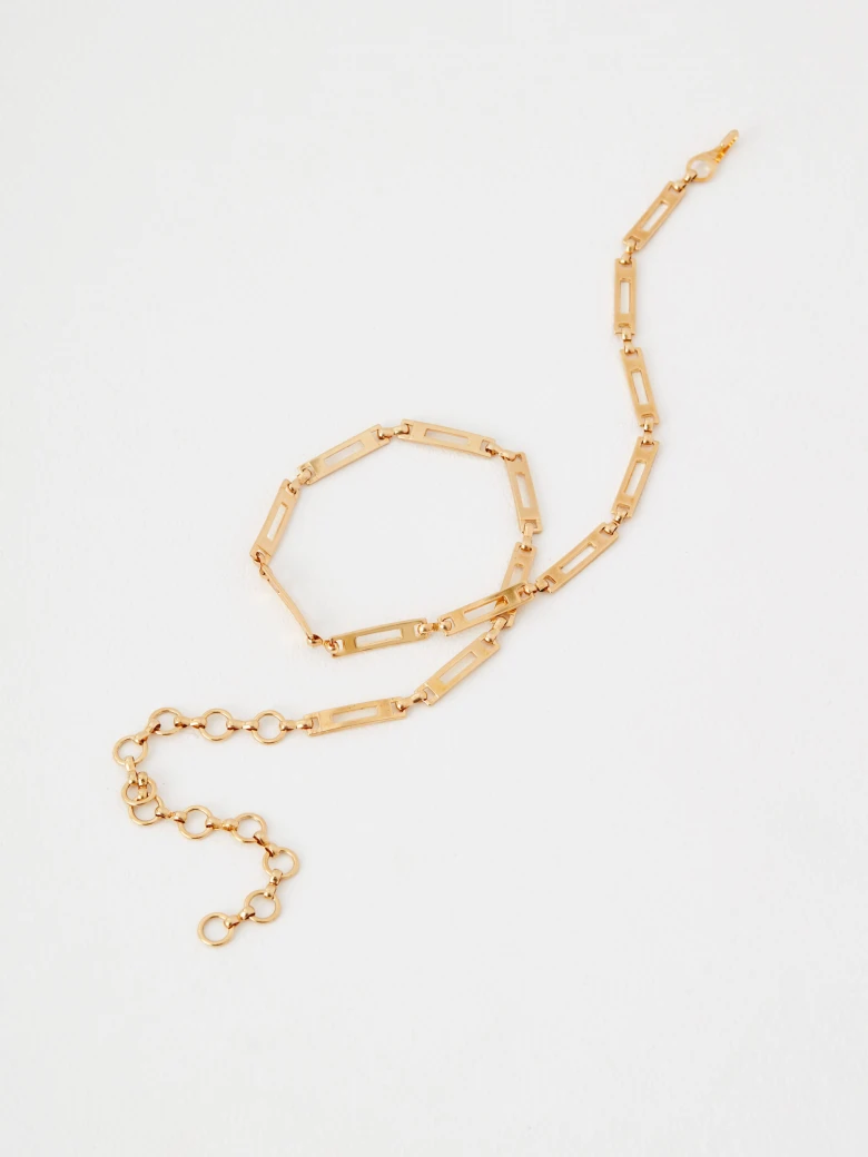 Chain type belt in gold color