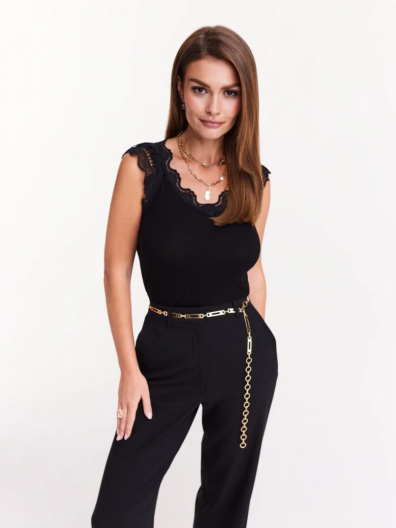 Chain type belt in gold color