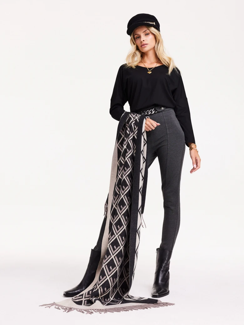 Elegant shawl made of viscose and wool