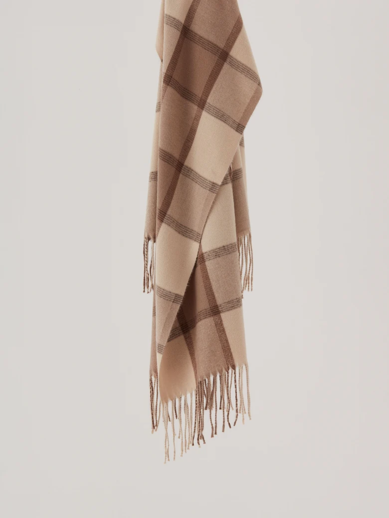 Checkered scarf with tassels at the ends