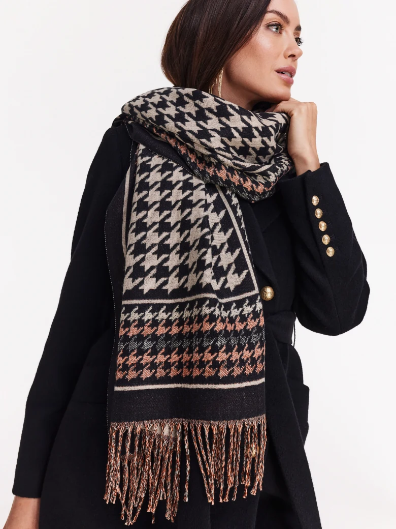 Pepeta scarf decorated with tassels