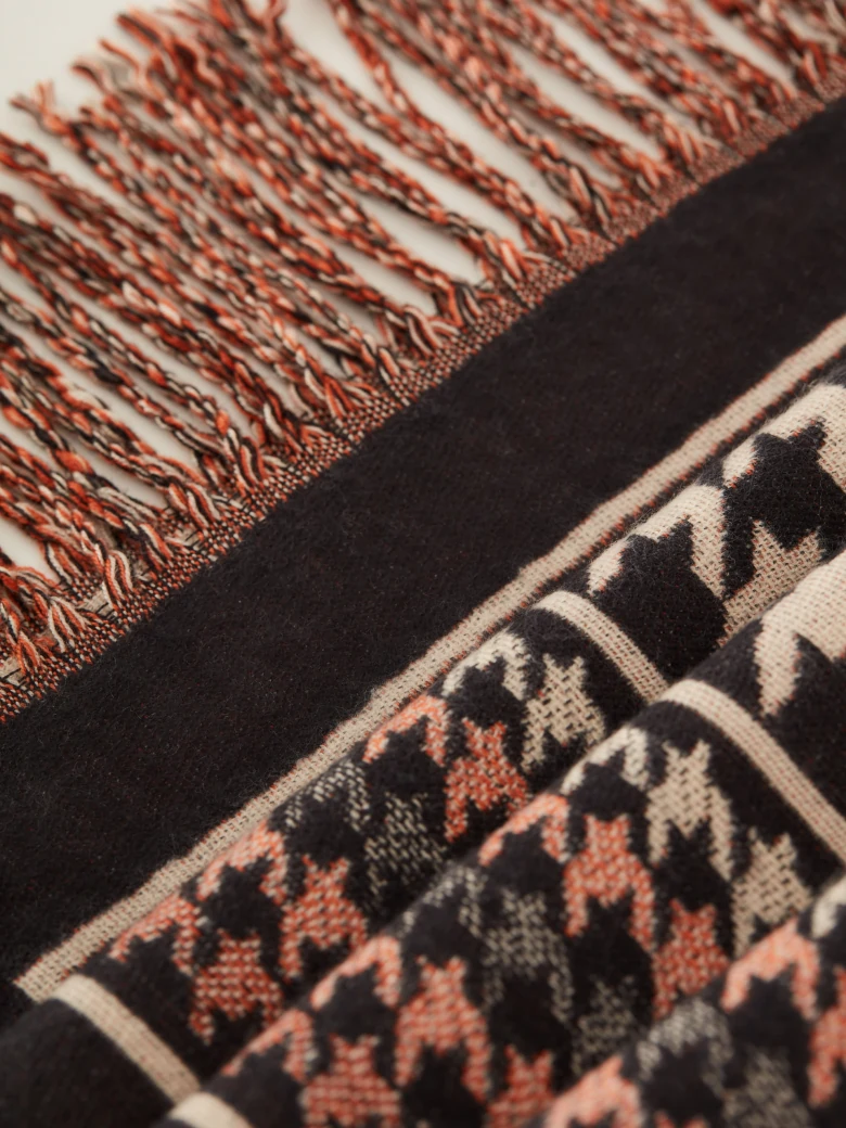 Pepeta scarf decorated with tassels