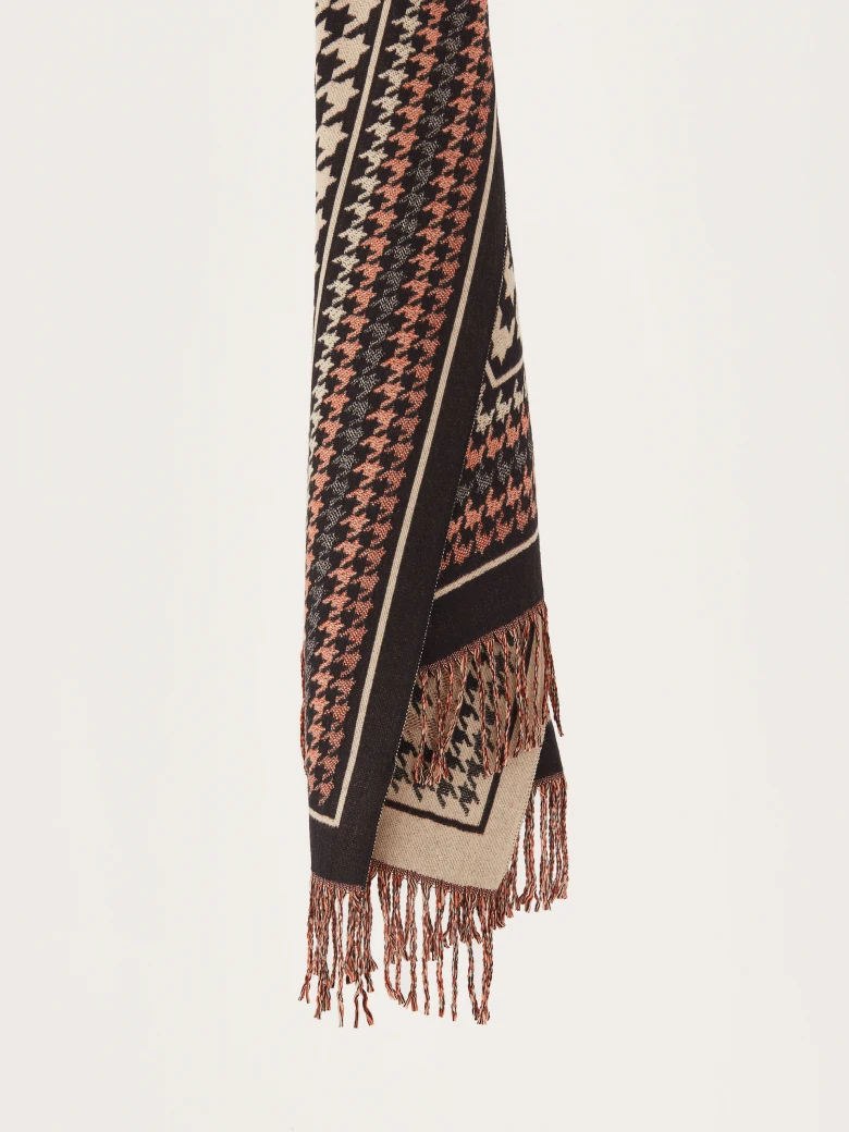 Pepeta scarf decorated with tassels