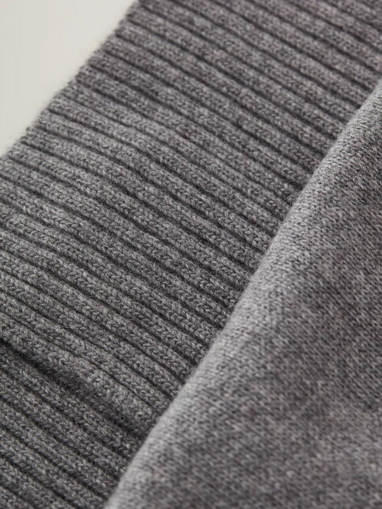 Elegant gray shawl with cashmere