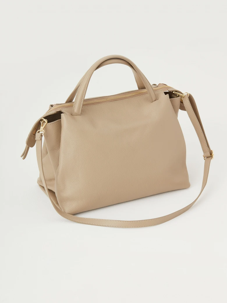 Leather travel bag in cappuccino color