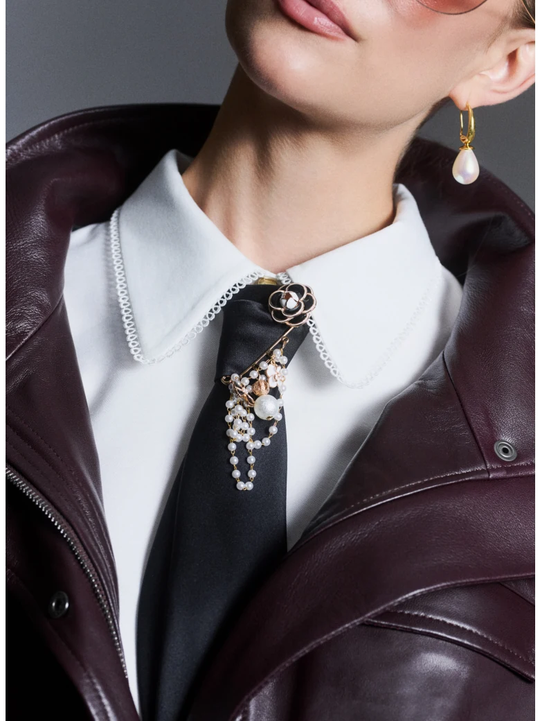 Brooch with a flower motif and decorative pendants