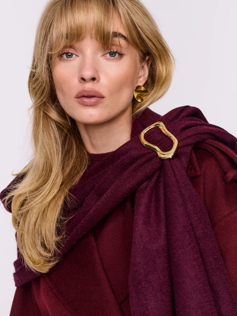 An elegant brooch with an irregular shape
