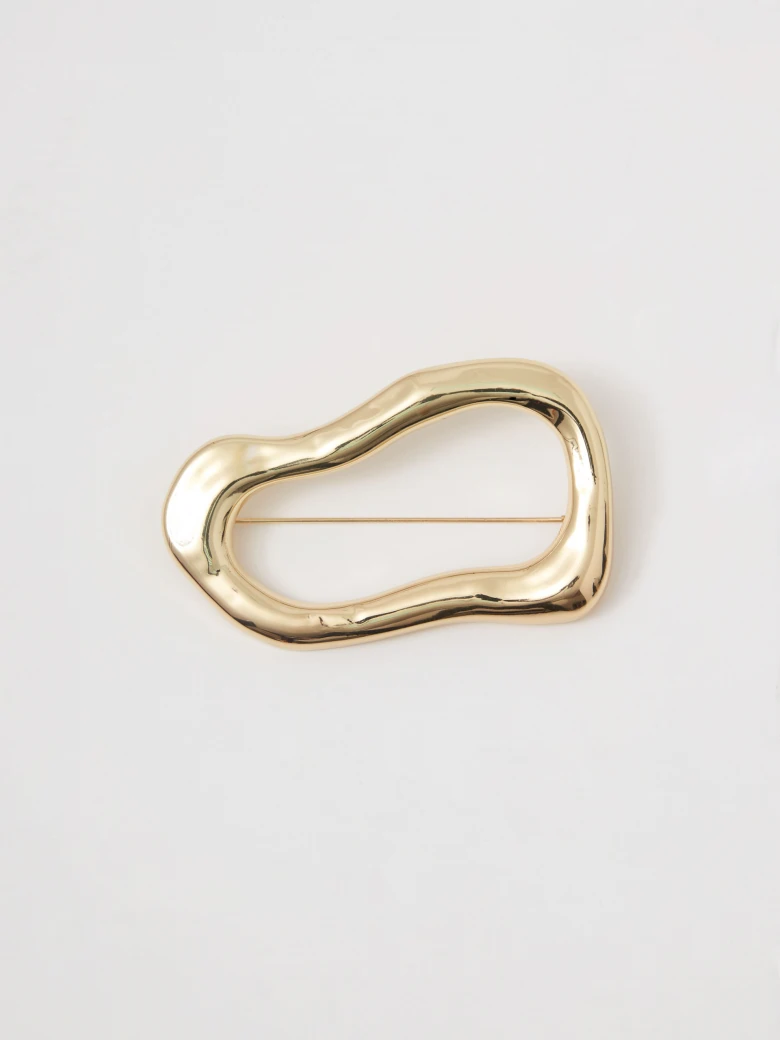 An elegant brooch with an irregular shape