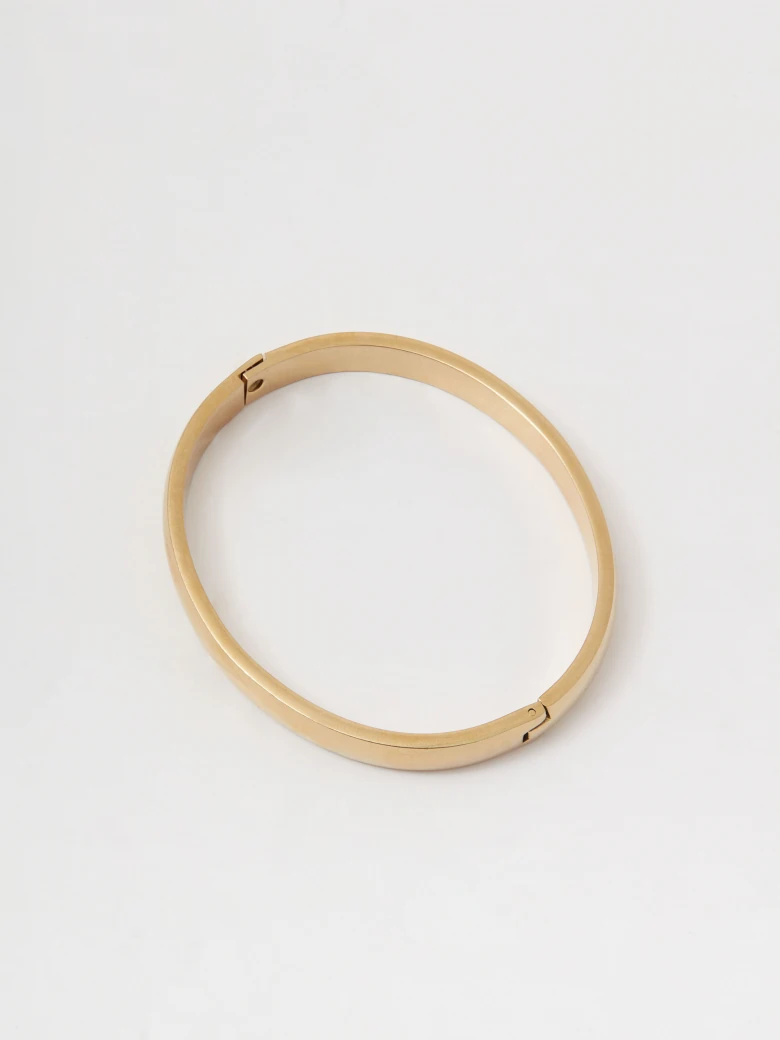 Minimalist bracelet in a golden shade