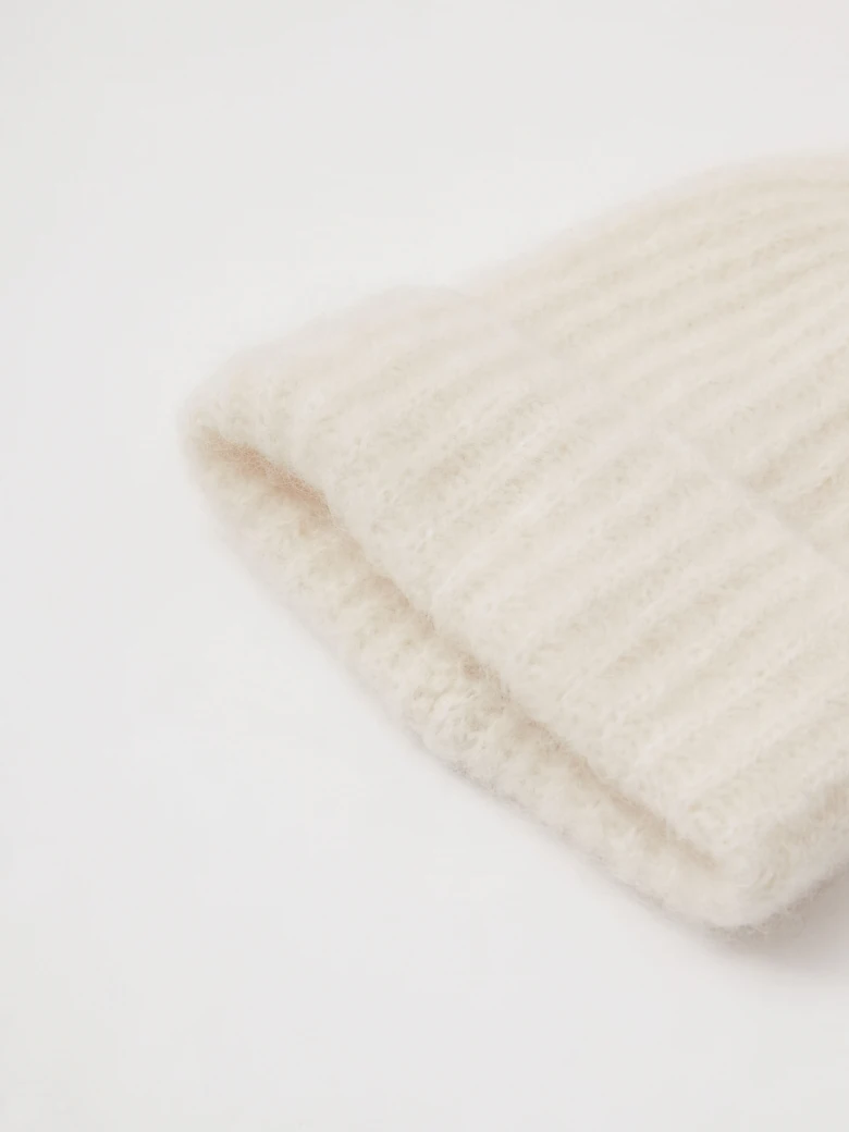 Beige hat with mohair
