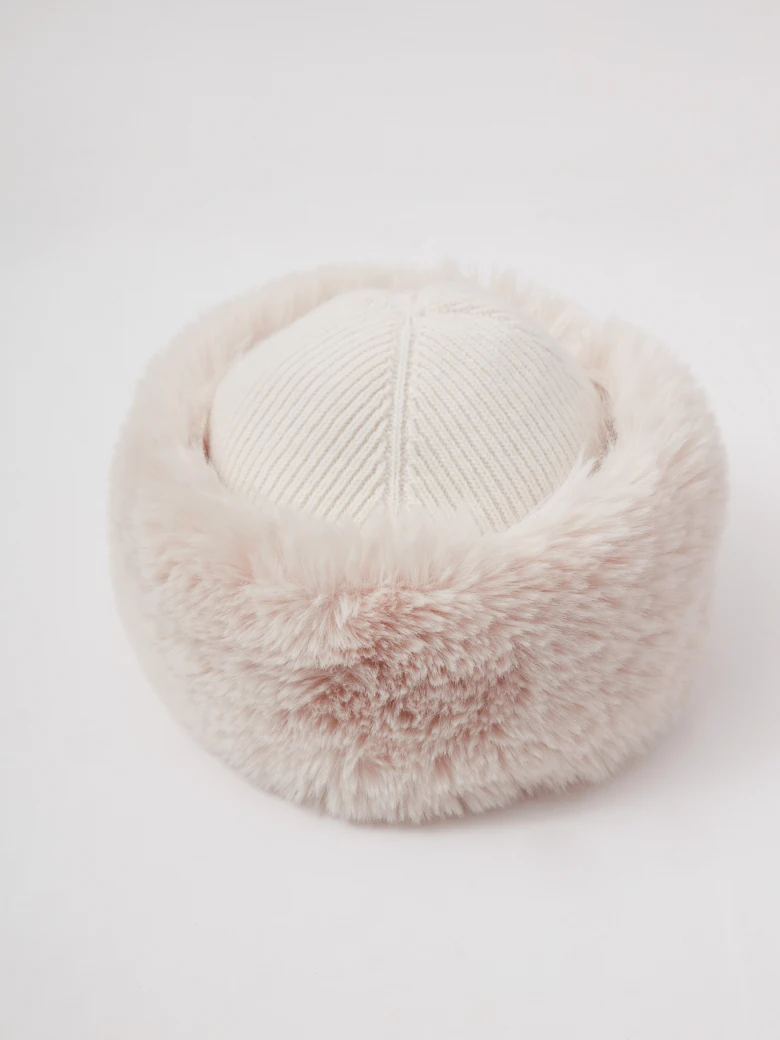 Woolen hat with fur in cream color