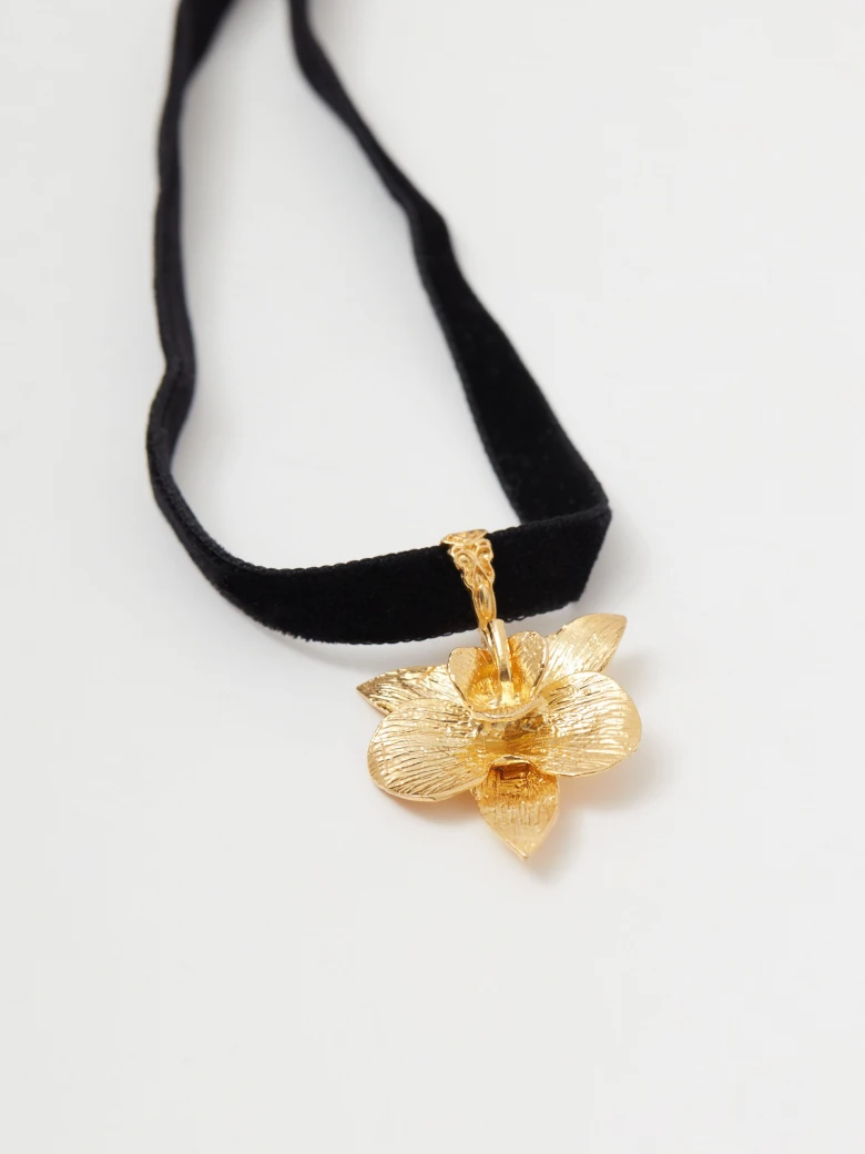 Choker necklace with a gold-plated pendant
