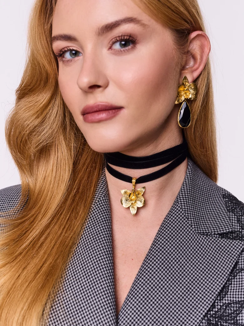 Choker necklace with a gold-plated pendant
