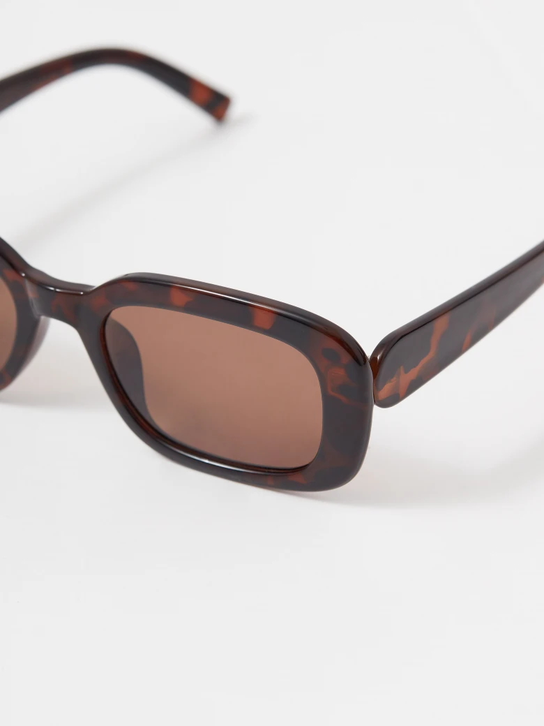 Sunglasses with rectangular frames