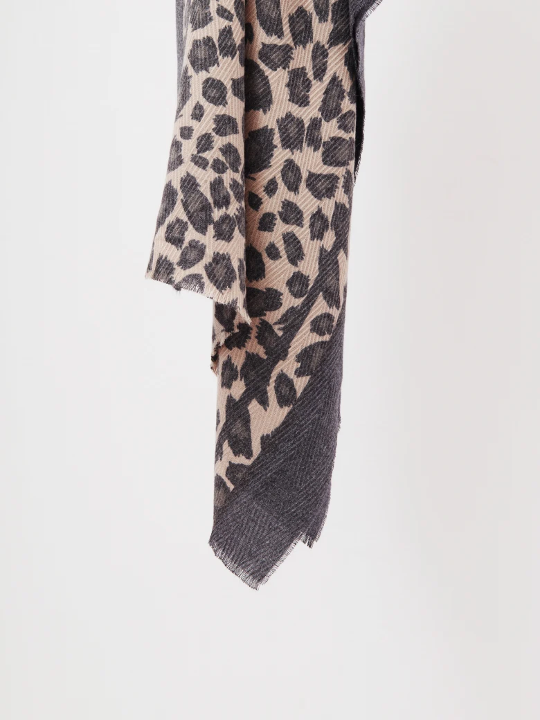 Elegant scarf with animal print wool