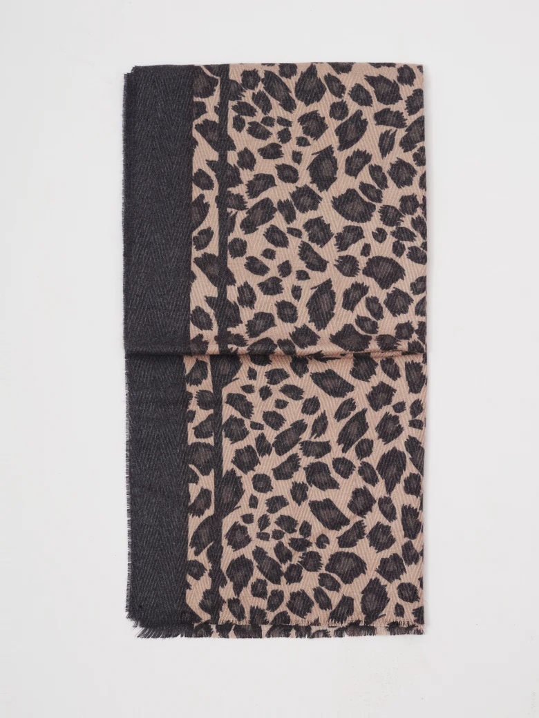 Elegant scarf with animal print wool