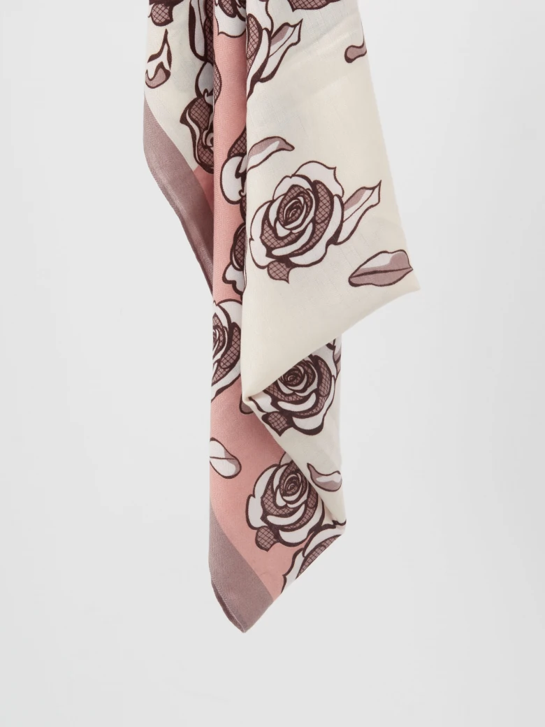 Delicate scarf with floral motif