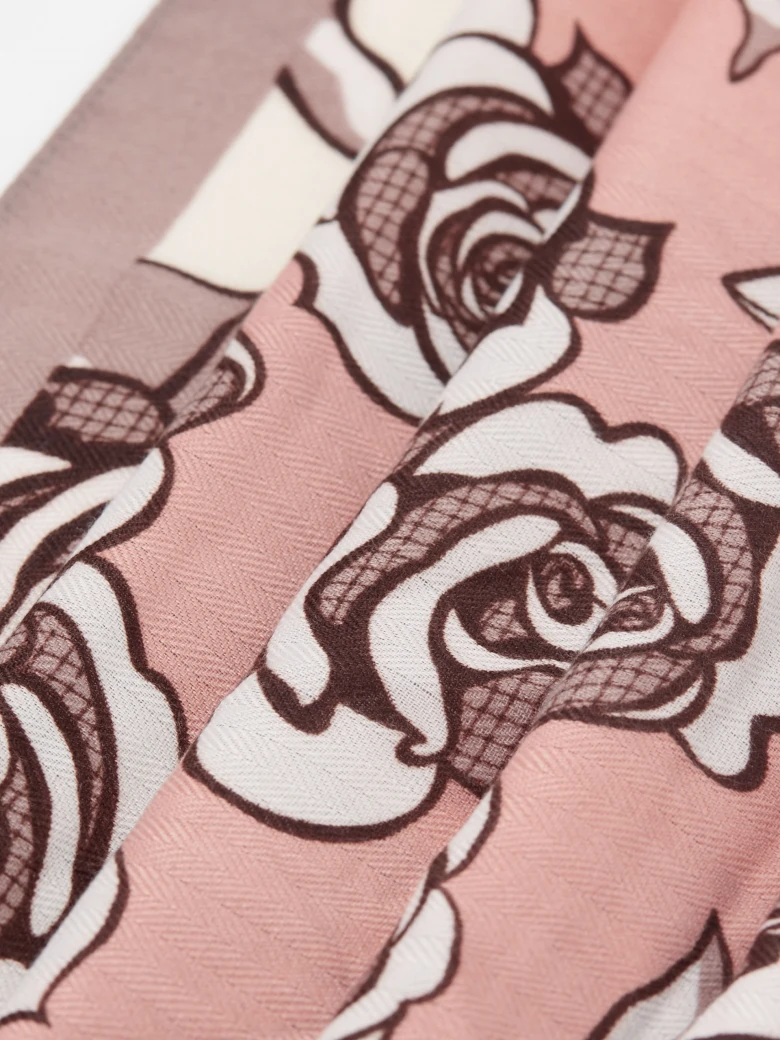 Delicate scarf with floral motif