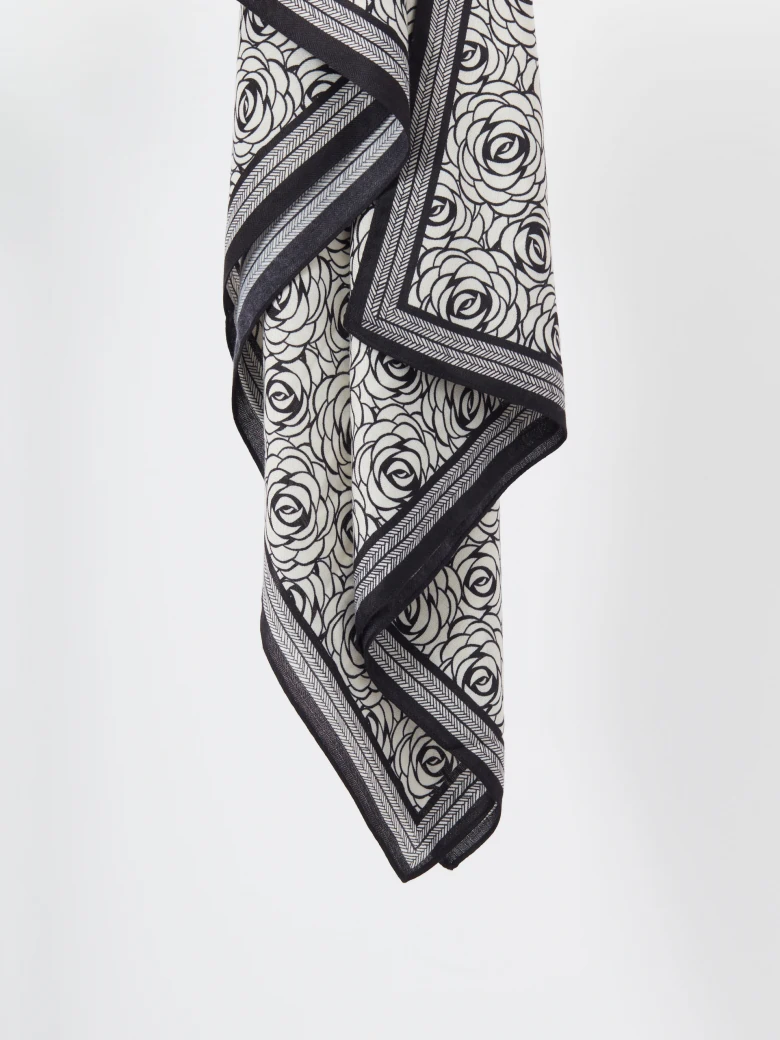 Czarno-biały szal w kwiatowy print