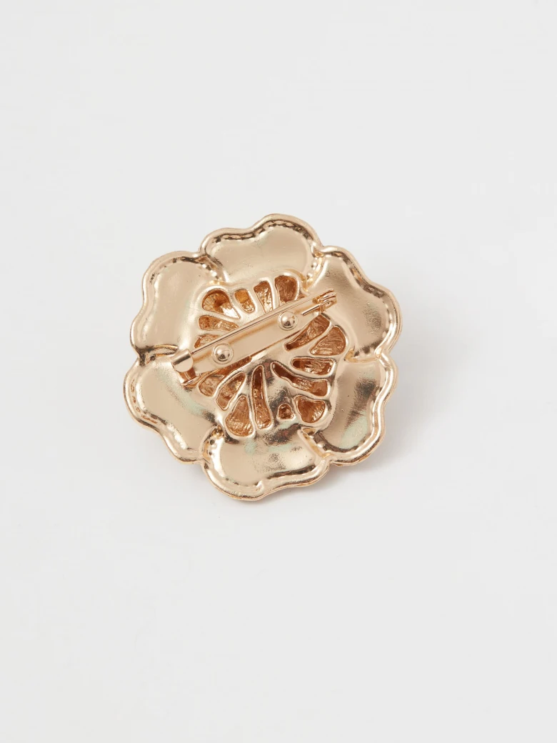 Flower-shaped brooch decorated with pearl beads
