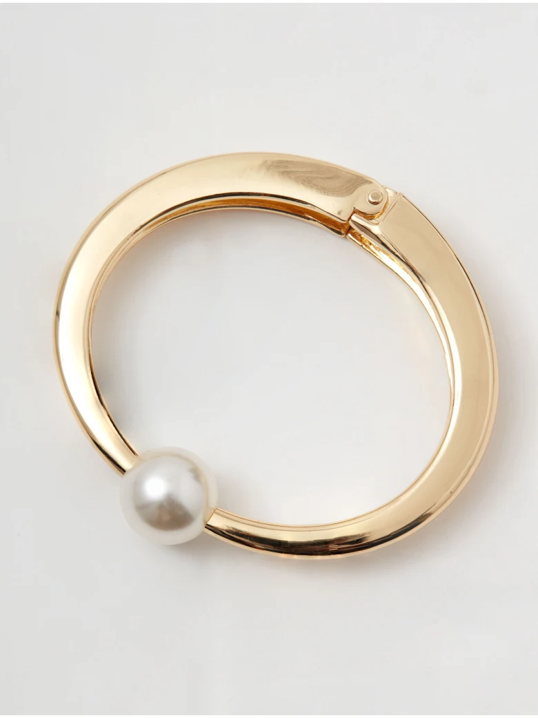 Gold-colored bracelet with pearl