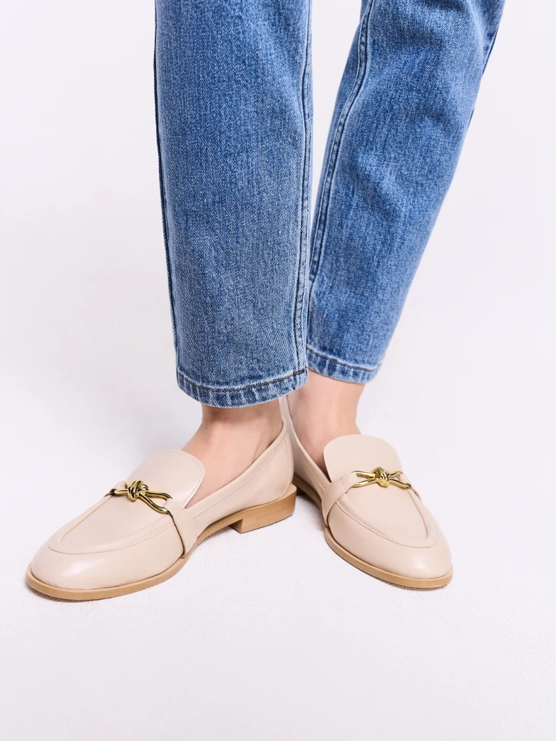 Beżowe skórzane mokasyny ze sprzączkami