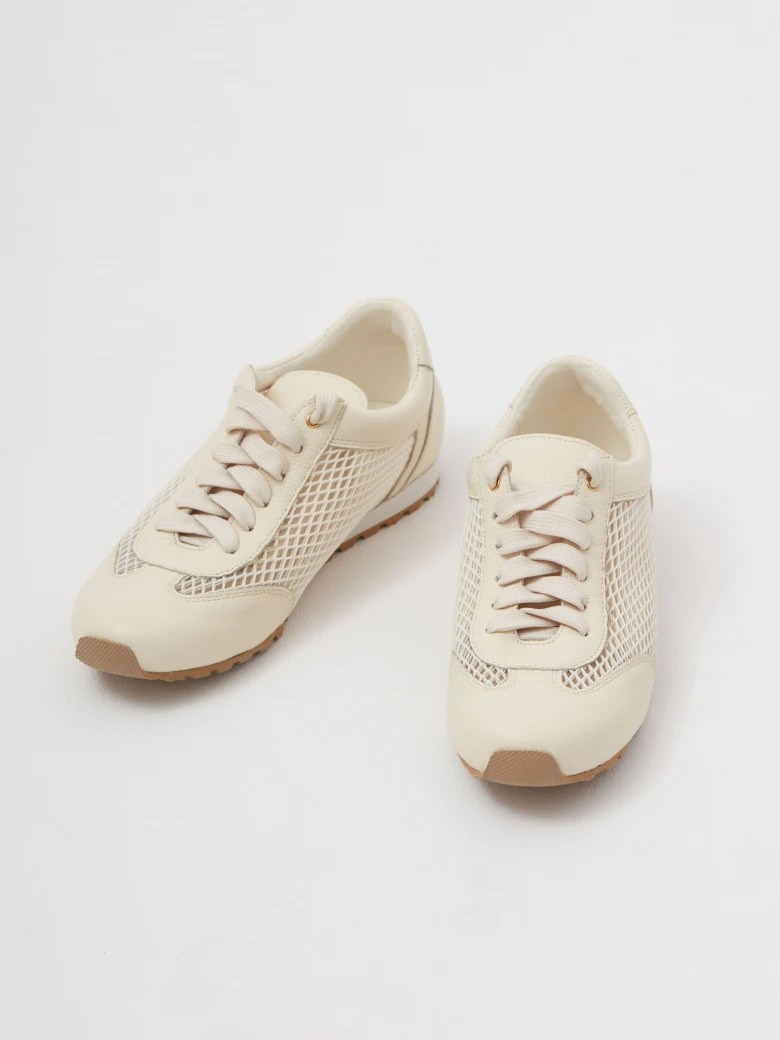 Skórzane kremowe sneakersy z ozdobnymi przywieszkami