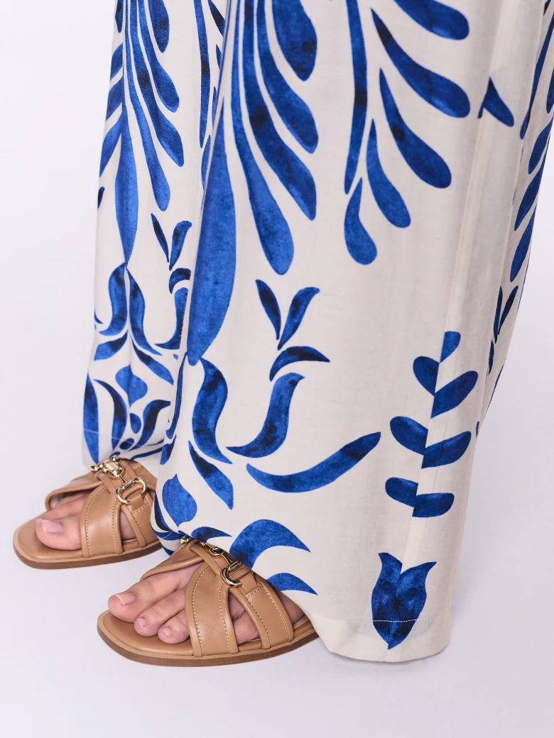 Caramel-colored leather flip-flops with a decorative buckle