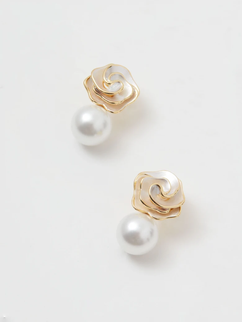 Gold-plated rose-shaped earrings with pearls