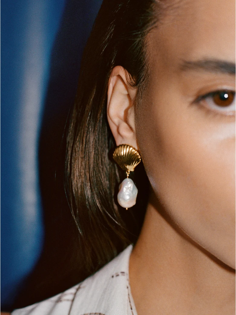 Gold-plated earrings with natural pearls