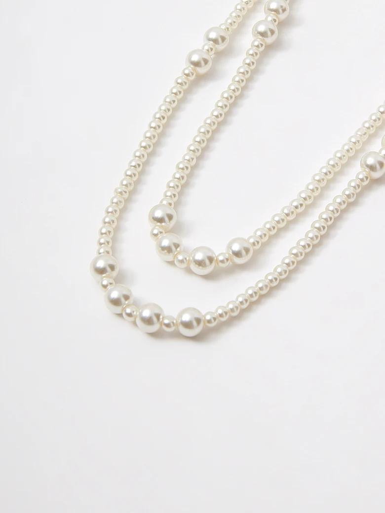 Long imitation pearl necklace