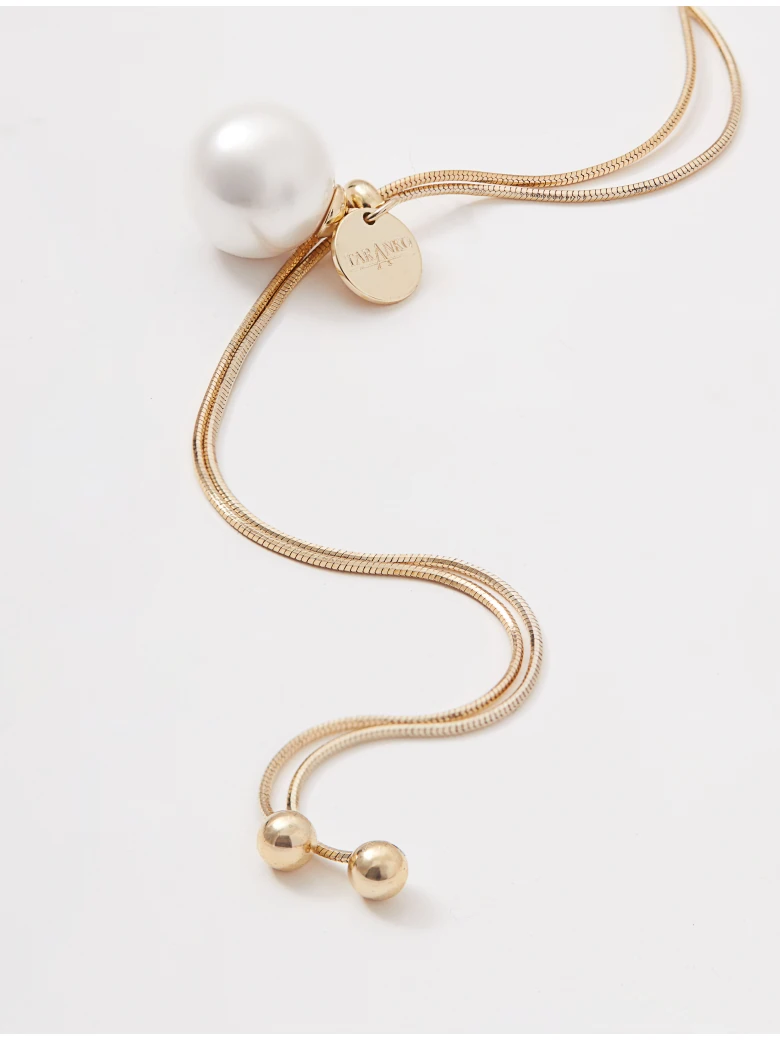 An elegant pearl necklace