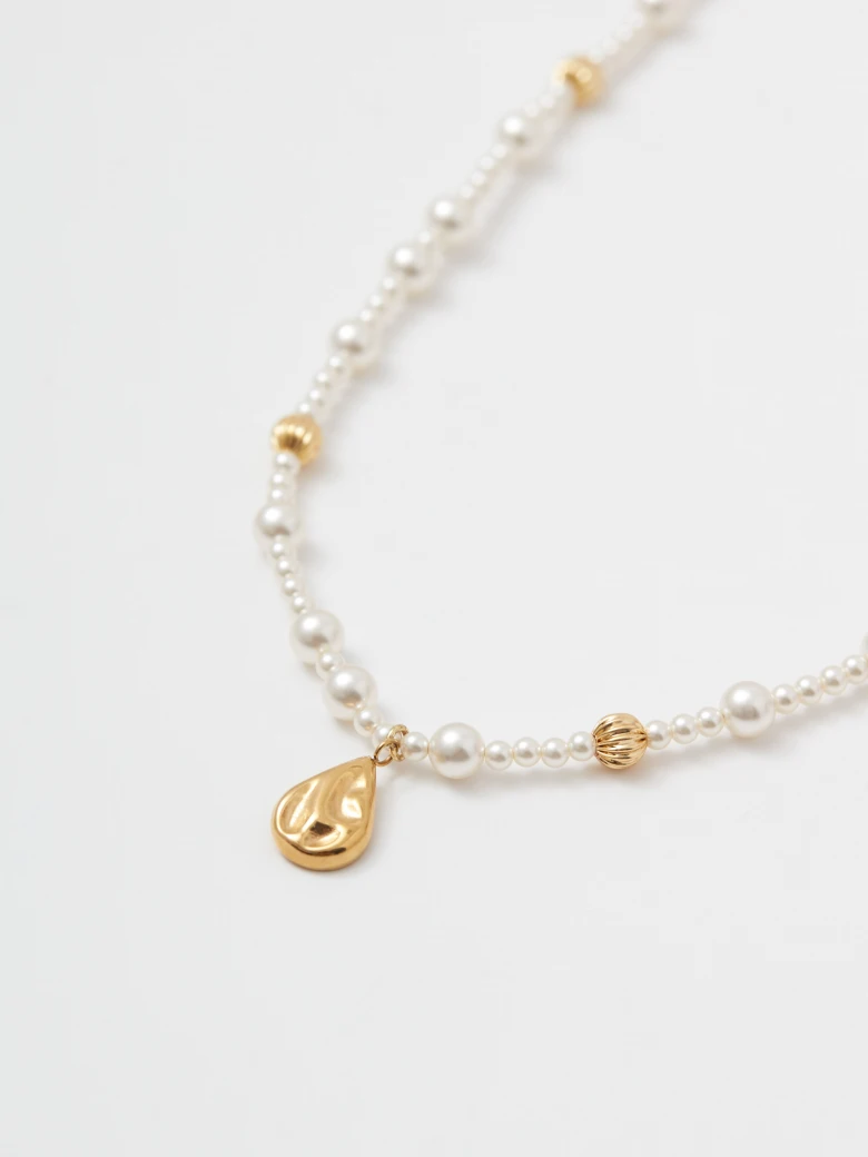 Pearl necklace with gold-plated pendant
