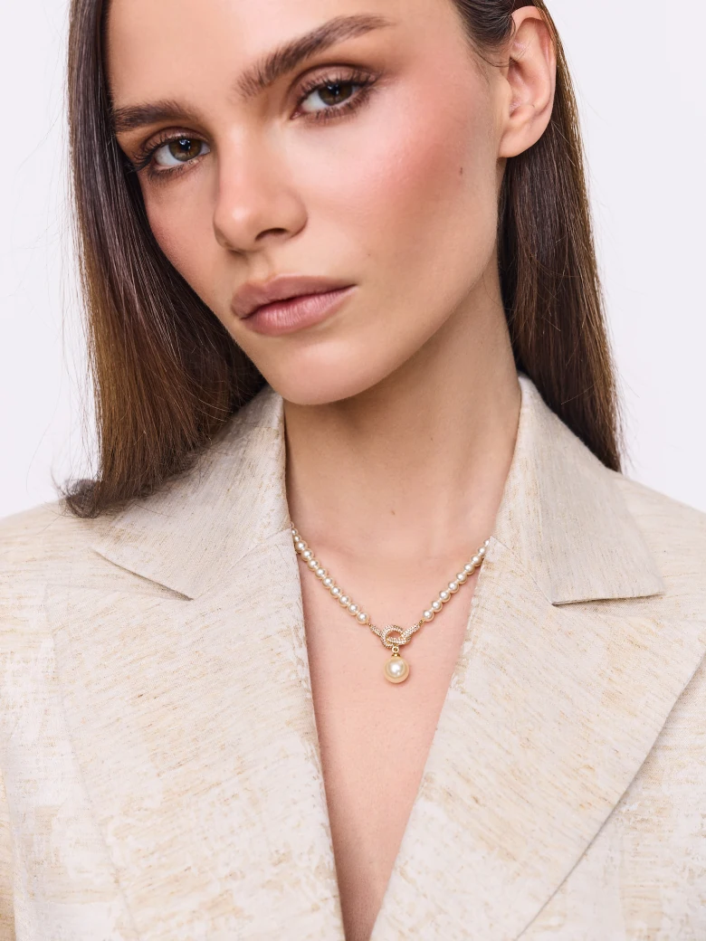 Pearl necklace with gold-plated pendant