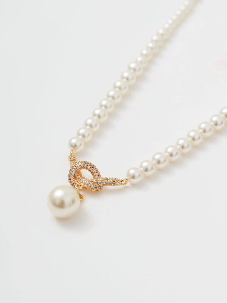 Pearl necklace with gold-plated pendant