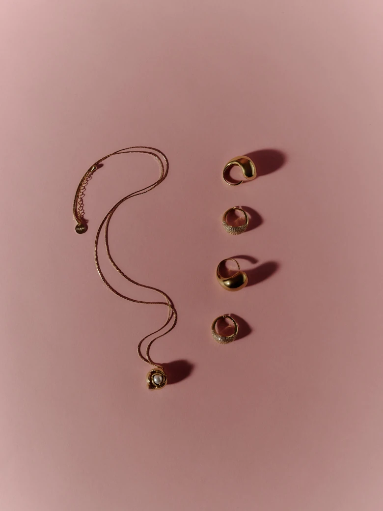 Gold-plated necklace with a rose-shaped pendant