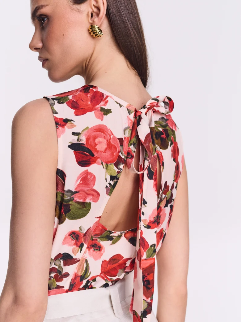 Floral-print blouse with a tie