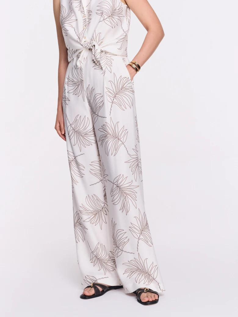 Białe spodnie wide leg w roślinny wzór