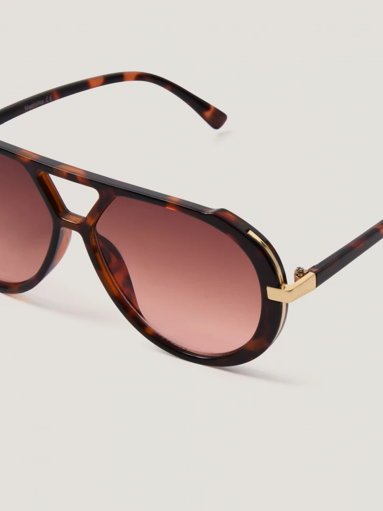 Sunglasses with tortoiseshell frames