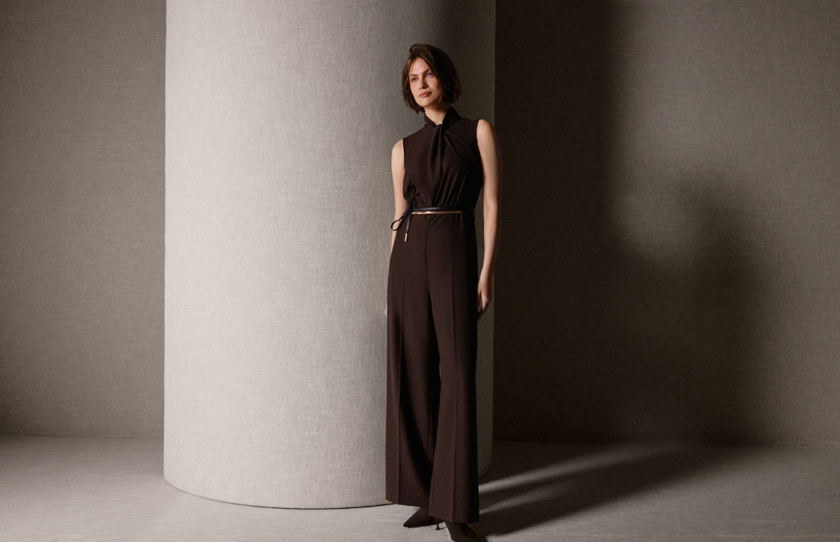 An elegant chocolate-coloured jumpsuit with wide legs