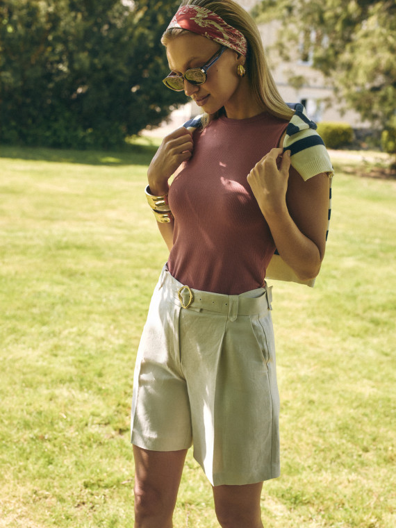 A brick-red top in ribbed viscose