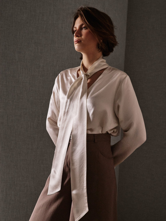 An elegant blouse with a sash in ecru-Taranko