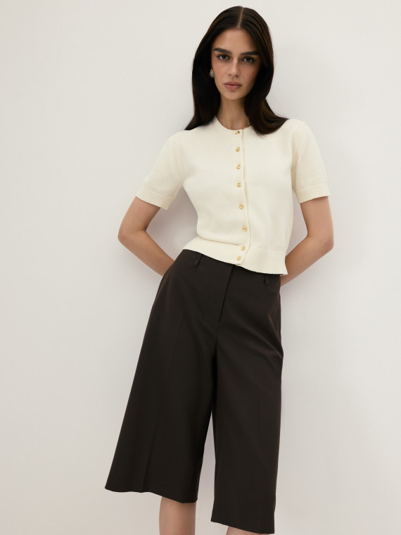 High-waisted chocolate-coloured Bermuda shorts