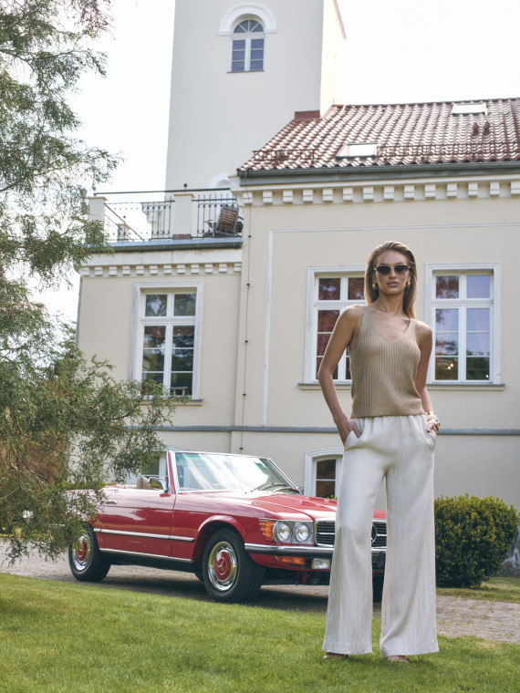 Loose-fitting beige trousers