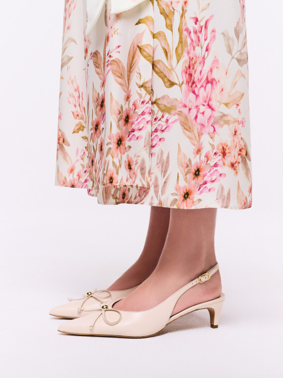 Cream leather pumps with decorative bow