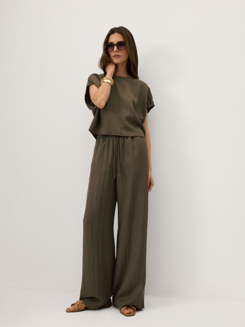Olive-coloured loose-fitting trousers