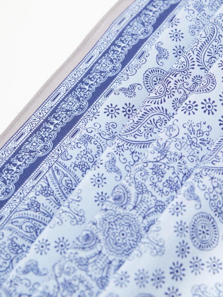 Jedwabna apaszka w niebieskie wzory